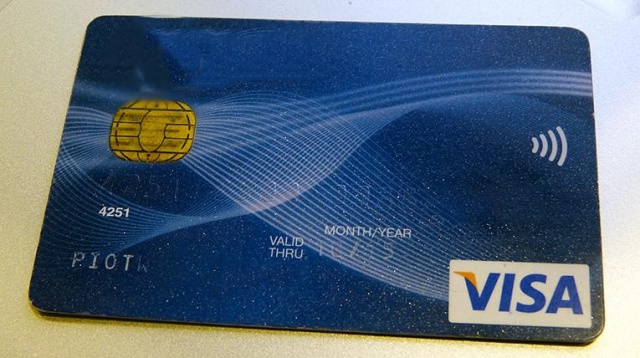 Klienci banków mogą zrezygnować z karty zbliżeniowej. Pozwala na to rekomendacja Rady ds. Systemu Płatniczego, w której skład wchodzą m.in. przedstawiciele banku centralnego, Związku Banków Polskich i nadzoru finansowego.