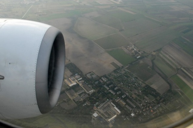 Szef francuskiej dyplomacji powiedział w Berlinie, że będzie rozmawiał z ministrami spraw zagranicznych Polski i Niemiec o udziale Polski w koncernie lotniczym - pisze The Wall Street Journal. Szczegółów nie podał.