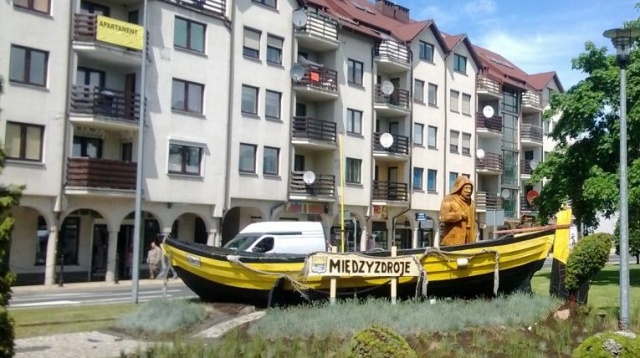 Międzyzdroje najprawdopodobniej pozostaną jedynym nadmorskim miastem w Zachodniopomorskiem, w którym parkingi będą darmowe. Plany wprowadzenia płatnej strefy pokrzyżowały unijne i krajowe dotacje na remonty ulic.