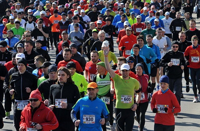 Prawie 2,5 tysiąca osób pobiegnie w maratonie w Dębnie.