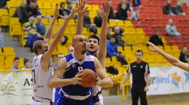 Koszykarze Spójni Stargard Szczeciński zrobili pierwszy krok na drodze do utrzymania w 1 lidze. Drużyna trenera Czesława Kurkiańca pokonała we własnej hali Termo-Rex Jaworzno 64:55 w fazie play-out.