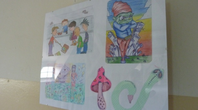 Karykatury profesorów, serduszka, kwiaty, ale także historie niczym z komiksów - rysunki z marginesów i ostatnich stron akademickich zeszytów trafiły na wystawę, którą od wtorku można oglądać na strychu budynku wydziału filologicznego Uniwersytetu Szczecińskiego.