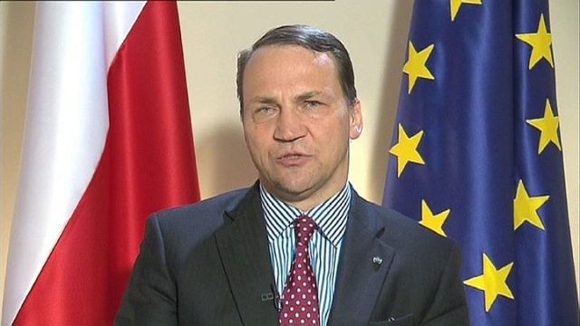 Rosja odebrała ziemie słabszemu państwu i finansuje przewrót na Ukrainie pod pretekstem problemów etnicznych - mówił w wywiadzie dla telewizji CNN szef polskiej dyplomacji.