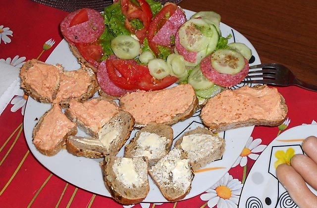 Pogramy profilaktyczne w szkołach nie przynoszą rezultatów, a dzieci nadal marnują żywność. Według badań przeprowadzonych przez Millward Brown dla Tesco, w Zachodniopomorskiem aż 80 proc. dzieci wyrzuca kanapki, które przygotowują im rodzice.