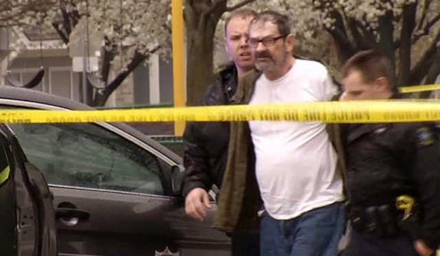 Trzy osoby zastrzelił 73-letni mężczyzna na przedmieściach Kansas w Stanach Zjednoczonych. Jak informuje Polska Agencja Prasowa, sprawca otworzył ogień na parkingu Centrum Społeczności Żydowskiej. Zatrzymali go policjanci.