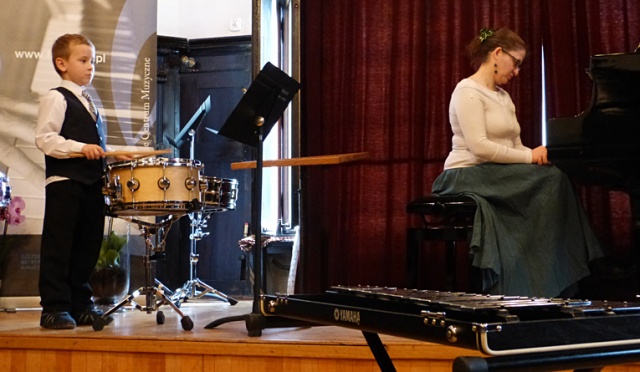 Dzwonki, werbel a także ksylofon - brzmienia wszystkich tych instrumentów można w poniedziałek posłuchać w Szkole Muzycznej I stopnia przy al. Wojska Polskiego w Szczecinie.
