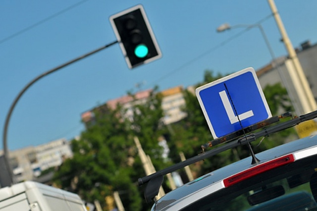 Kolejną zmianę w systemie szkolenia kandydatów na kierowców szykują posłowie. Chodzi o wiedzę teoretyczną. Jeśli projekt wszedłby w życie, to kursanci będą mogli uczyć się prawa o ruchu drogowym w domu, a nie w szkole nauki jazdy.