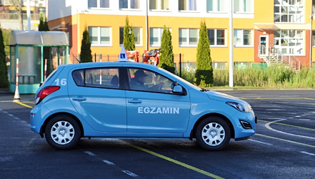 Kursanci szkół nauki jazdy nie będą musieli uczestniczyć w zajęciach teoretycznych, a zamiast tego będą mogli sami uczyć się w domu - takie zmiany proponuje poseł PO ze Szczecina, Arkadiusz Litwiński.