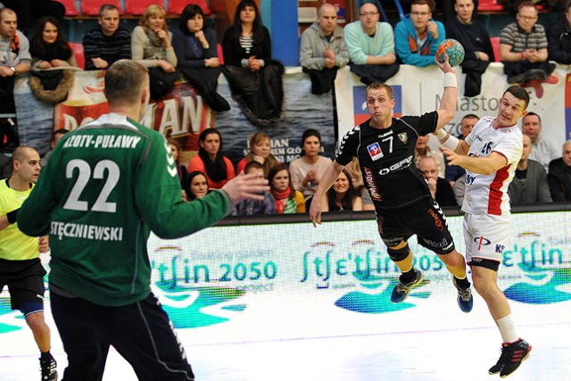 Gaz-System Pogoń Szczecin rozpoczyna zmagania o awans do półfinału Mistrzostw Polski w piłce ręcznej mężczyzn. Gazownicy w pierwszym meczu fazy play-off zmierzą się w środę na własnym parkiecie z Azotami Puławy.