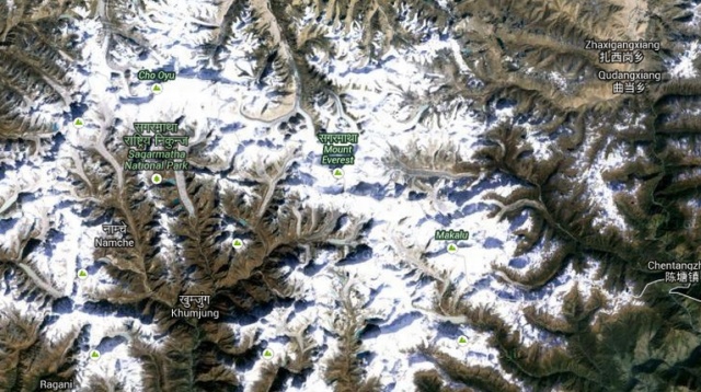 Dwanaście osób zginęło, a trzy są ranne po zejściu lawiny z Mount Everest, ośmiotysięcznika położonego w Himalajach - informują władze Nepalu.