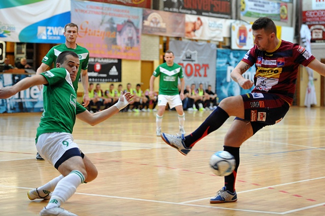Szczecinianie w przedostatniej kolejce ekstraklasy futsalu wygrali w sobotę na wyjeździe z Euromasterem Chrobrym Głogów 6:4. Ekipa grającego trenera Łukasza Żebrowskiego, po tym zwycięstwie, zajmuje czwarte miejsce w tabeli.