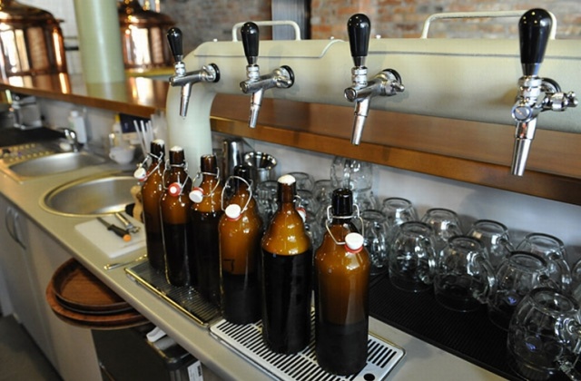 Tylko co piąty konsument wie, że butelkę zwrotną można ponownie wykorzystać - tak wynika z badań Carlsberga. Butelek nie przyjmuje też wiele sklepów.