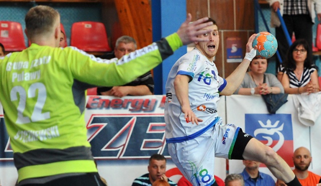 Szczecinianie w trzecim ćwierćfinałowym meczu przegrali we własnej hali z Azotami Puławy 23:30 i w rywalizacji play-off do dwóch zwycięstw ulegli puławianom 1:2.