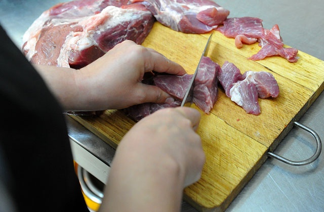 Minister rolnictwa Marek Sawicki chce znów eksportować polską wieprzowinę do Azji. W niedzielę leci do Singapuru, Chin i Korei Południowej, gdzie będzie rozmawiał z urzędnikami o możliwości sprzedaży mięsa - pisze Polska Agencja Prasowa.