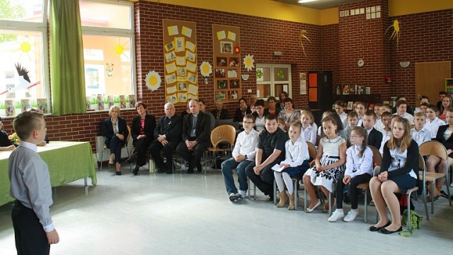 Poezja o polskim papieżu oraz dzieła nowego świętego w dziecięcej interpretacji. W Szkole Podstawowej nr 4 w Nowogardzie we wtorek odbył się konkurs Wypłyń na głębię - poświęcony patronowi Janowi Pawłowi II.