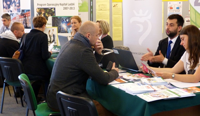 Każdy, kto planuje samodzielne wejście na rynek, mógł dowiedzieć się, gdzie i jakie dokumenty trzeba złożyć do otwarcia własnej firmy. Szczeciński Dzień Przedsiębiorczości odbył się w czwartek w Powiatowym Urzędzie Pracy.