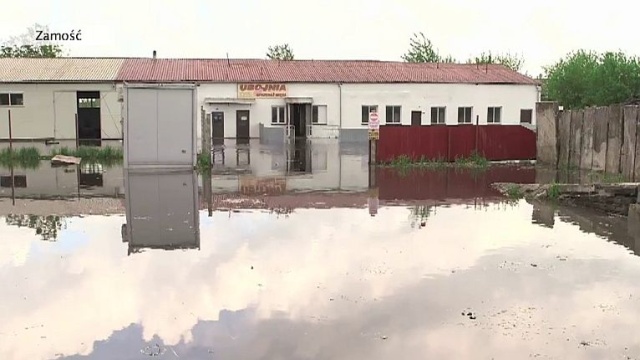 Trwają przygotowania do ewentualnej ewakuacji starszych i dzieci z kilku wsi na Lubelszczyźnie. Chodzi o dwa tysiące osób. Zdecydował o tym wójt gminy Łaziska Zygmunt Pyć. To dlatego, że jest ryzyko powodzi, a wg wójta wcześniejsza ewakuacja części ludzi pozwoli na szybszą reakcję, gdyby faktycznie woda zalała te tereny.
