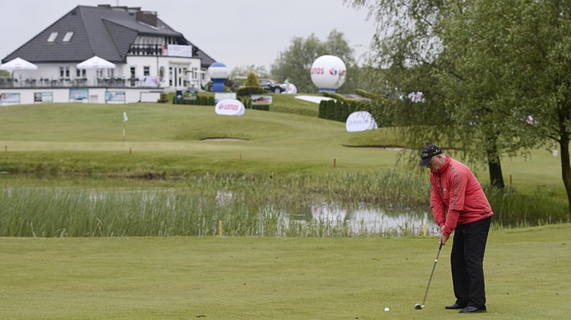 Mimo deszczu, w niedzielę rozpoczął się 17. turniej golfowy Pro - Am Floating Garden Szczecin Open 2014.