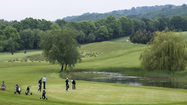 Pierwsza runda turnieju golfowego Floating Garden Szczecin Open 2014 za nami. W pierwszym dniu zawodów najlepszy na polu w Binowie okazał się Mateusz Jędrzejczyk z Warszawy.
