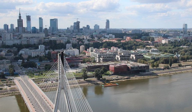 Sytuacja powodziowa w Polsce jest stabilna i dość pewna, ale cały czas ją monitorujemy - poinformował rano dyrektor Rządowego Centrum Bezpieczeństwa Janusz Skulich na briefingu na temat aktualnej sytuacji pogodowej związanej z falą na Wiśle i Odrze.