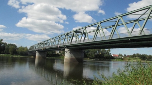 Zamieszanie na moście granicznym w Osinowie Dolnym. Od strony niemieckiej mostem mogły jeździć samochody o masie do 3,5 tony, a od strony polskiej - auta dwa razy cięższe. Taka sytuacja trwała przez kilka ostatnich dni.
