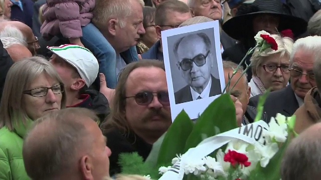 Wśród okrzyków hańba, precz z komuną na Cmentarzu Wojskowym na warszawskich Powązkach pochowano urnę z prochami gen. Wojciecha Jaruzelskiego.