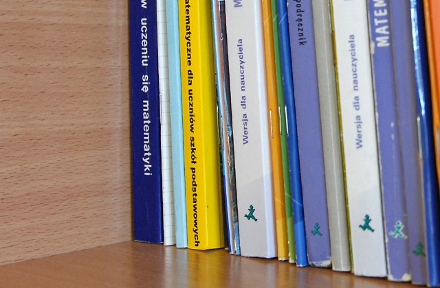 Darmowe podręczniki z przedmiotów obowiązkowych dla wszystkich uczniów szkół podstawowych i gimnazjów. Takie jest założenie nowelizacji ustawy o systemie oświaty, którą w piątek przyjął Sejm.