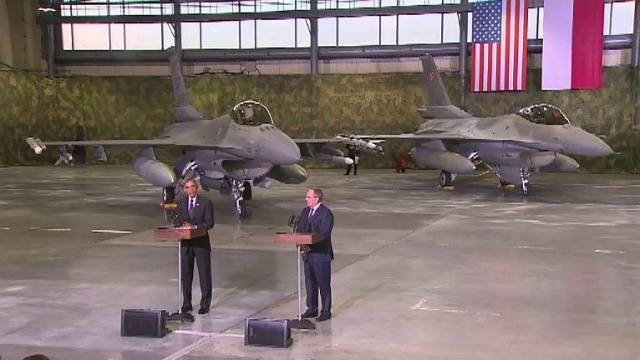 Bronisław Komorowski przywitał Baracka Obamę w Warszawie. Obaj spotkali się z pilotami myśliwców F-16. Prezydent USA weźmie udział w polskich obchodach Dnia Wolności organizowanych w ramach 25. rocznicy pierwszych demokratycznych wyborów.