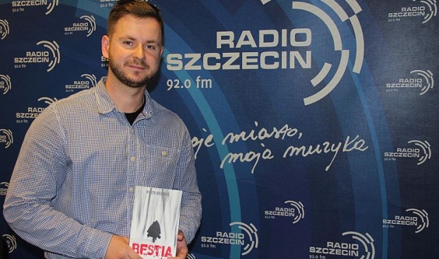Bestialsko zamordowane dwie młode kobiety, dwoje porwanych dzieci i oskalpowany mężczyzna. Mieszkańcy Szczecinka i Szczecina zastygli w śmiertelnym przerażeniu. To, w dużym skrócie, fabuła książki Bestia, której autorem jest pochodzący ze Szczecinka Piotr Rozmus.