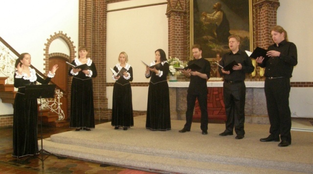 Ponad trzysta lat temu rozbrzmiewała w Szczecinie, teraz przywołał ją zespół Pomerania Ensemble. Szczecińska grupa wokalno-instrumentalna nagrała płytę z muzyką XVII-wiecznych kompozytorów. Zaprezentowała ją w niedzielę w kościele ewangelickim Świętej Trójcy.