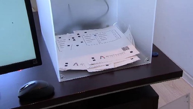 Liczy głosy i sprawdza, kto jest uprawniony do udziału w wyborach - elektroniczną urnę skonstruował 26-latek z Wrocławia - jeden z najmłodszych polskich wynalazców Patryk Arłamowski.