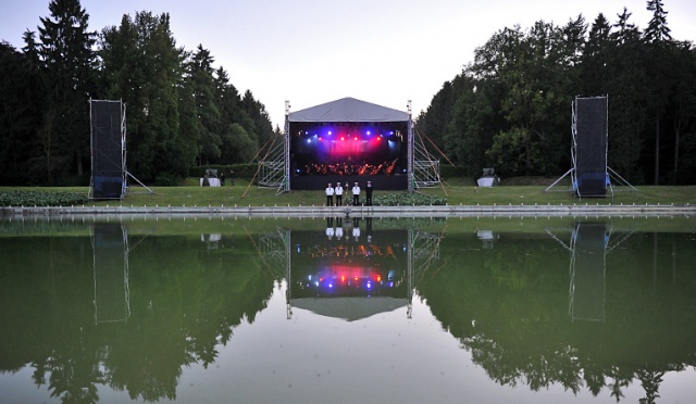 Tym, którzy nie wrócili z morza - jak co roku - zagrała szczecińska Opera na Zamku. Koncert odbył się w sobotni wieczór na Cmentarzu Centralnym, obok fontanny.