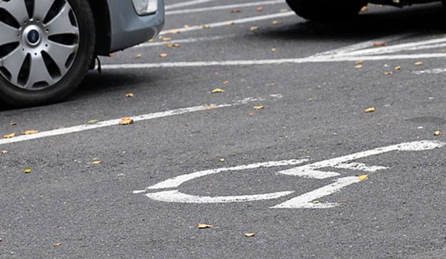 Osoby niepełnosprawne, które chcą parkować auta w miejscach specjalnie wyznaczonych, będą musiały wyrobić nowe plakietki. Stare karty będą ważne do 30 listopada.