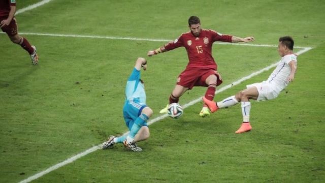 Hiszpania nie obroni tytułu Mistrza Świata. Drużyna trenera Vicente del Bosque przegrała z Chile 0:2 i żegna się z mundialem w Brazylii.