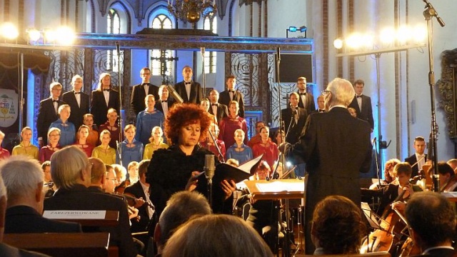 Przy wypełnionej po brzegi katedrze, z muzyką Bacha i Stalmierskiego, rozpoczęto w piątek w Kamieniu Pomorskim 50. Międzynarodowy Festiwal Muzyki Organowej i Kameralnej.
