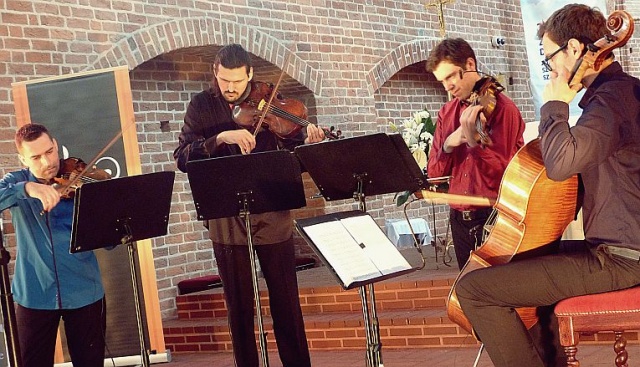 Pierwszy koncert w ramach 5. edycji Festiwalu Artelier w Szczecinie za nami. Kwartet smyczkowy Atom String Quartet przyjechał z autorskimi kompozycjami czerpiącymi z całej gamy gatunków muzycznych, przede wszystkim z jazzu, ale też folku czy muzyki klasycznej.