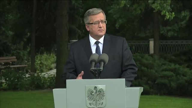 Konstytucja nie przewiduje, żebym to ja inicjował powstanie rządu - mówi w specjalnym oświadczeniu prezydent Komorowski, odnosząc się do głosów, które pojawiły się po ujawnieniu rozmów ministrów rządu Donalda Tuska przez tygodnik Wprost.