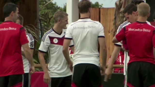 Przed mundialowym meczem USA-Niemcy aż huczy od plotek. Wszyscy zastanawiają się czy będzie to piłkarskie widowisko prowadzone w sportowym duchu, czy być może doszło do dżentelmeńskiej umowy trenerów obu reprezentacji Jrgena Klinsmanna i Joachima Loewa.
