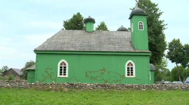 Nieznani sprawcy pomazali sprayem elewację i drzwi meczetu w Kruszynianach na Podlasiu. Do zdarzenia doszło w nocy z soboty na niedzielę, kilka godzin po tym jak wyznawcy islamu rozpoczęli miesięczny post - Ramadan.