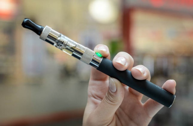 Elektroniczny skręt to wynalazek Holendrów. Produkt jest w pełni legalny, bo nie zawiera środków psychoaktywnych czy tytoniu, ma jednak zbiorniczek na wypełnienie go innym wkładem.