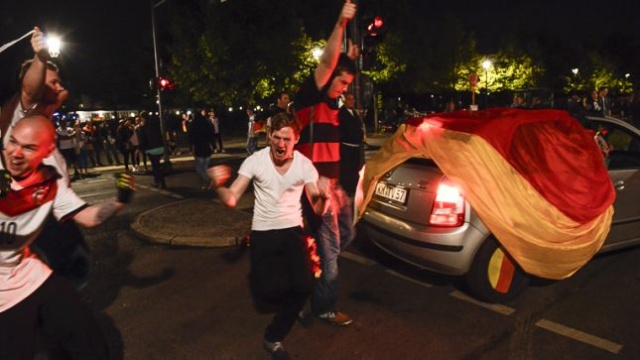 Ponad ćwierć miliona kibiców świętowało w berlińskiej strefie kibica zwycięstwo Niemiec w finale mistrzostw świata w piłce nożnej.