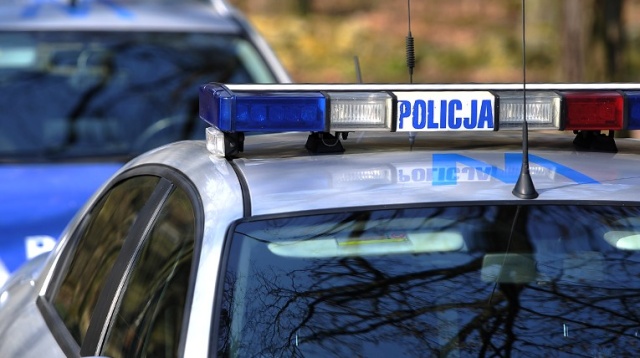 Mężczyznę, który demolował samochody i wybijał witryny sklepowe zatrzymali w poniedziałek rano policjanci z Gorzowa. 48 - latek miał przy sobie siekierę, nóż i tłuczek do mięsa.