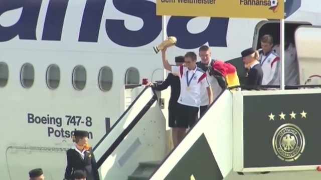 Samolot z piłkarską reprezentacją Niemiec wylądował w Berlinie. Na drużynę w strefie kibica pod Bramą Brandenburską czekają już tłumy kibiców.