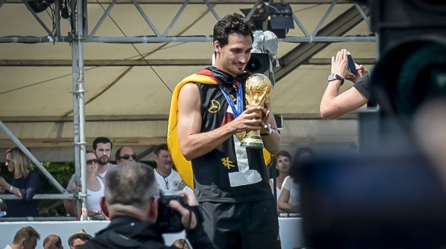 Niemieccy piłkarze zniszczyli piłkarski puchar świata. I to już w czasie fety na stadionie w Rio de Janeiro. Z trofeum odpadł kawałek.