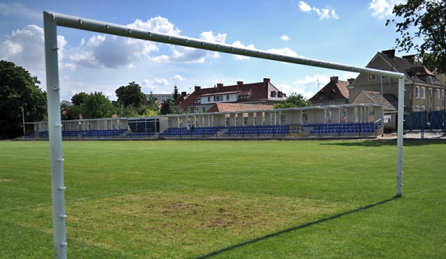 Stadion Błękitnych Stargard Szczeciński jest już po renowacji. Właśnie skończyła się budowa pierwszej na stargardzkim stadionie zadaszonej trybuny. To Polski Związek Piłki Nożnej wymusił takie zmiany na obiekcie.