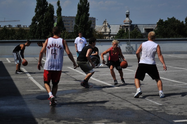 25 metrów nad ziemią, na dachu galerii Kaskada w Szczecinie, trwa finał turnieju ulicznej koszykówki Gryf Basket Cup. Odbędzie się tam 50 meczów.