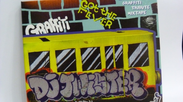 Dj Twister nadając specjalne efekty połączył utwory raperów z całego świata opowiadające o malowaniu graffiti. Płyta nazywa się Hołd dla graffiti. Sami malarze przyznają, że to unikatowa sprawa, bo to pierwszy taki projekt na świecie.