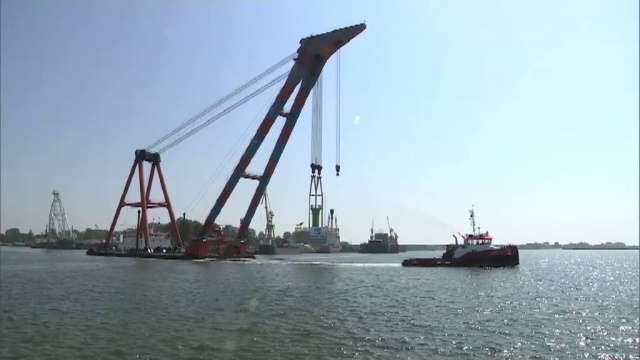 Dźwigi montują żelbetowe części systemu naprowadzającego statki do wejścia do przyszłego gazoportu w Świnoujściu.