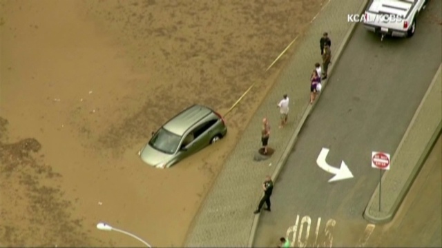 Jedna osoba zginęła, a setki uznaje się za zaginione po zejściu lawin błotnych w południowej Kalifornii w Stanach Zjednoczonych.