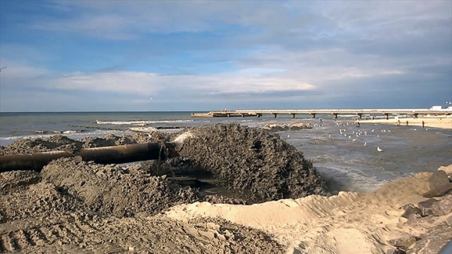 Zobacz jak poszerza się plażę w Kołobrzegu [WIDEO]